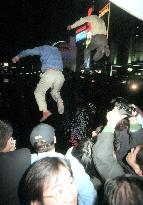 Hawks' fans jump in river on news of Japan Series victory